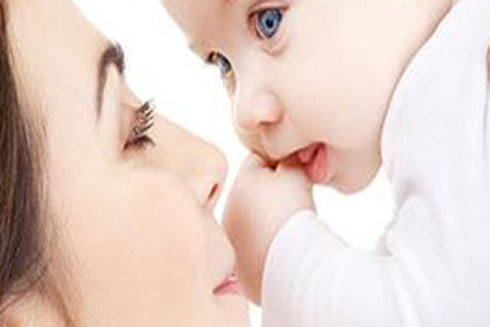 【育儿百科】教您怎样给新生儿哺喂母乳？